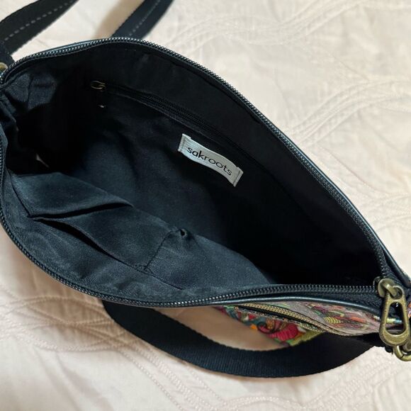 SAKROOTS Artist Circle Zippered Crossbody - rainbow spirit desert - Picture 6 of 7